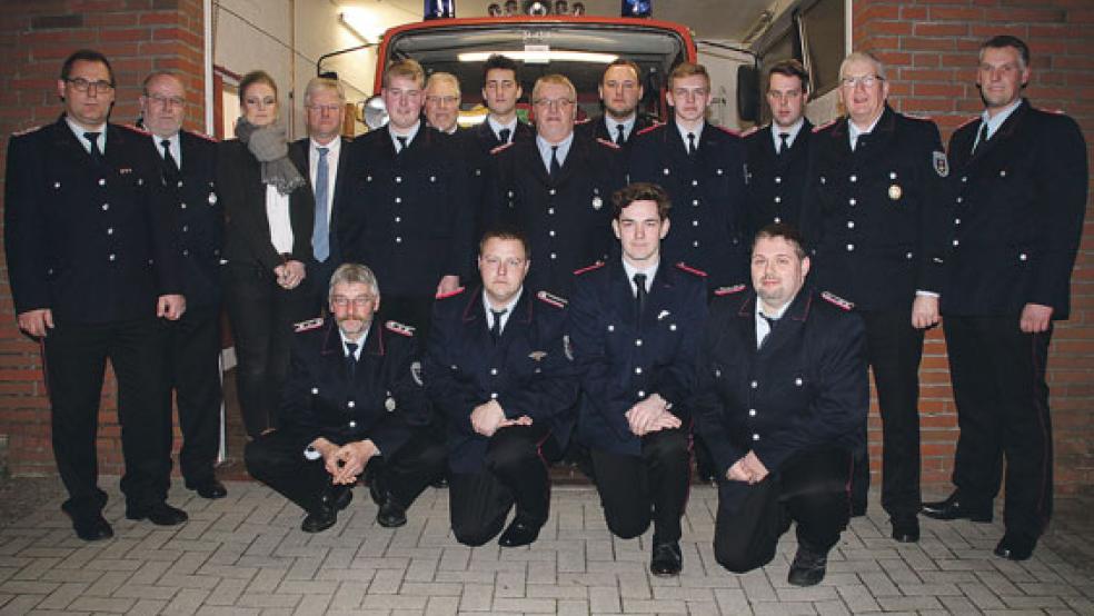 Gewählte, Beförderte und Gäste: (von links) Stadtbrandmeister Jörg Fisser und sein Vertreter Gerhard Kuper, Christiane Dorenbos (Ordnungsamt Stadt Weener), Bürgermeister Ludwig Sonnenberg, Hinrich Sanders (Feuerwehrmann-Anwärter), Ortsvorsteher Bernhard Siemons, Jannes Loerts (Feuerwehrmann-Anwärter), Joachim Broß (Schriftwart), Steffen Voß (Gruppenführer und Atemschutzbeauftragter), Pascal Kramer (Feuerwehrmann), Dennis Modder (Jugendfeuerwehrwart), stellvertretender Ortsbrandmeister Enno Nagel und Ortsbrandmeister Thorsten Duismann. Knieend von links Eckhard Meyer (Erster Hauptfeuerwehrmann), Lars Berger (stellvertretender Jugendfeuerwehrwart und befördert zum Oberfeuerwehrmann), Nico Bassalig (Feuerwehrmann) und Siegfried Buttjes (stellvertretender Gruppenführer).  © Foto: Feuerwehr (Rand)