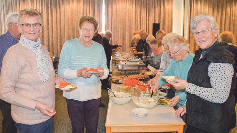 In Gesellschaft isst es sich doch netter: Das gemeinsame Mittagessen kam bei den Holthuser Senioren gut an.  © Foto: Himstedt