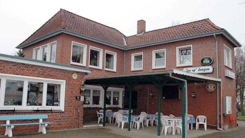Die Tage des heutigen »Luv up«-Heims in Jemgum sind wohl gezählt. Der Seglerverein kann sich jetzt über eine großzügige Landesförderung für sein Neubau-Projekt mit Gastronomie freuen. © Foto: RZ-Archiv
