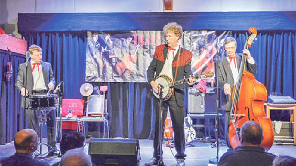 Bühne frei: »Train 45« sind Schlagzeuger Reinhard de Witt, Gitarrist Sievert Ahrend und Kontrabassist Ernst Wiemer.  © Fotos: Ammermann