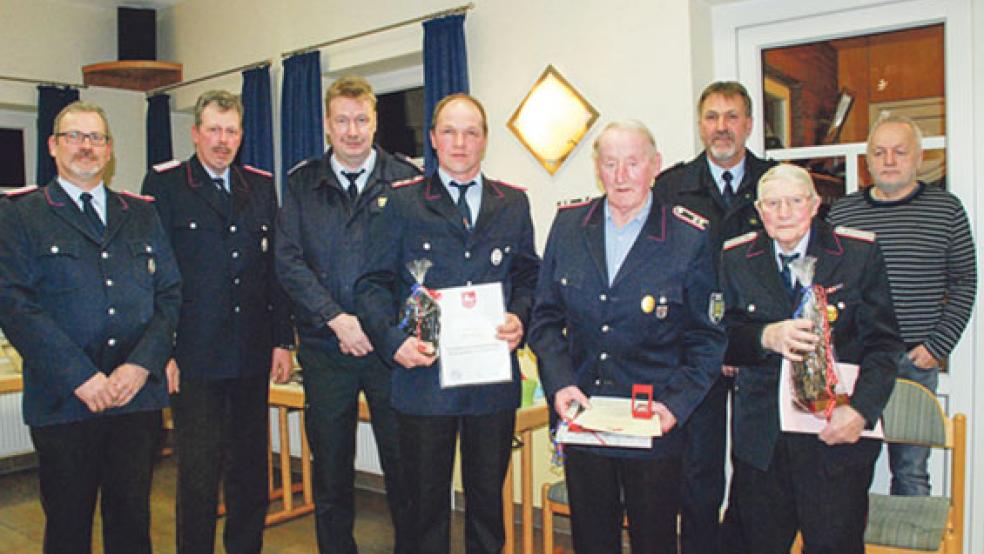 Präsente, Urkunden und Anstecknadeln erhielten (von links) Jochen Bödeker (25 Jahre), Jakob Frey (50 Jahre) und Ehrenortsbrandmeister Wübbo Freese (70 Jahre). Mit auf dem Foto: (von links) Ortsbrandmeister Wilhelm Pruin, sein Stellvertreter Gerold Foget, Abschnittsleiter Ernst Berends, Gemeindebrandmeister Jan Hilbrands und der stellvertretende Bürgermeister und Ditzumer Ortsvorsteher Konrad Kruse. © Fotos: Kuper