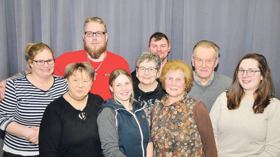 Auf und hinter der Bühne: (von links) Martina Scheer, Hanne Poelmann, Timo Winterboer, Beate Barth, Waltraud Dreesmann, Theo Röhr, Frieda Peters, Roelf Dreesmann und Imke Sanders. Auf dem Bild fehlt Maic Dreesmann.  © Foto: Wolters