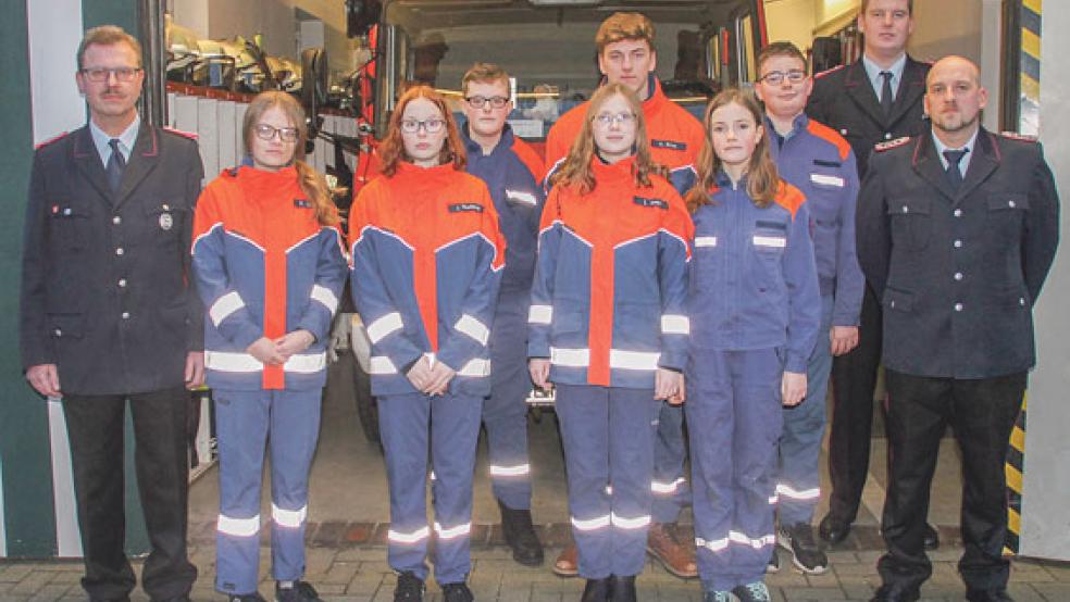 Die Jugendfeuerwehr Diele mit Ortsbrandmeister Kuno Fokken (links), Jugendfeuerwehrwart Dennis Bleeker (rechts) und dem stellvertretenden Jugendfeuerwehrwart Arno Bröring (links neben ihm). © Foto: Feuerwehr (Rand)