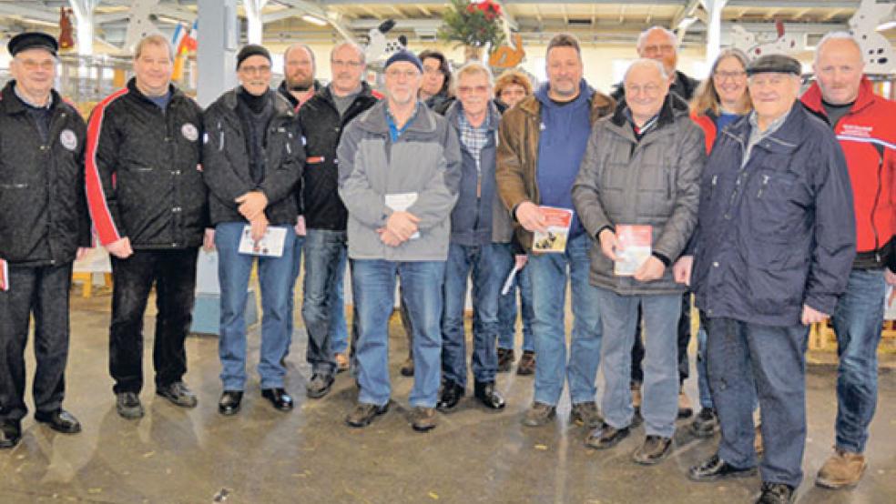 Die ostfriesischen Rassekaninchenzüchter haben mit Erfolg an der 71. Landesverbandsschau des Landesverbandes Weser-Ems in Cloppenburg teilgenommen. Im BIld einige erfolgreiche Züchter (Landesmeister und Landesvizemeister) .  © Foto: Antino Penning