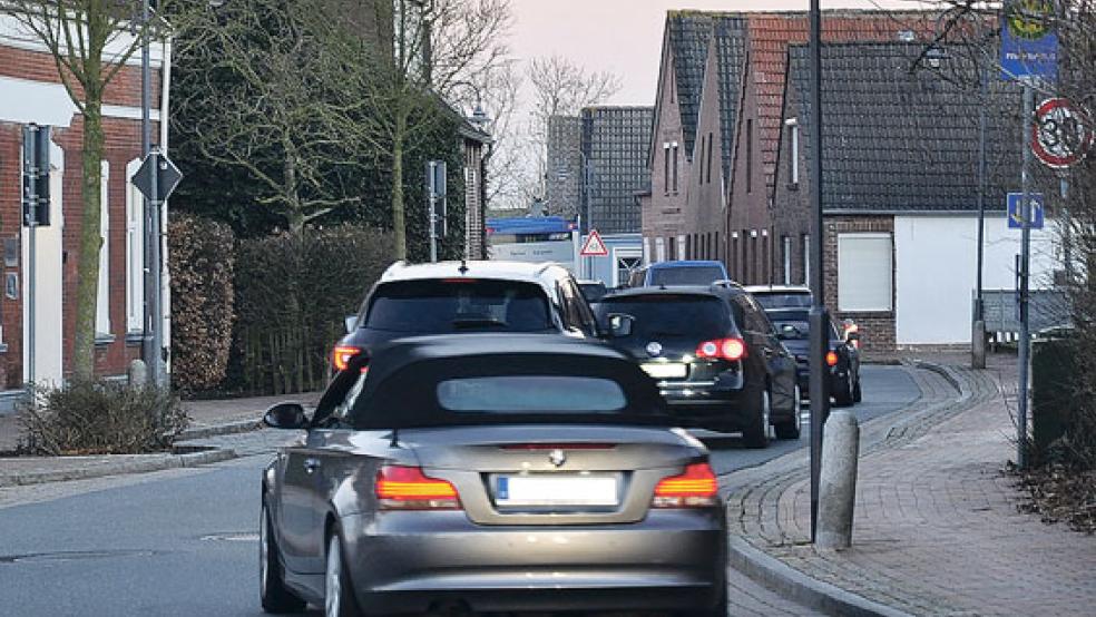 Die Jann-Berghaus-Brücke bei Bingum ist heute nicht passierbar. Der Grund ist ein Verdi-Warmstreik. Auf der Bingumer Ortsdurchfahrt (unser Bild) war einiges los.  © Foto: Wolters