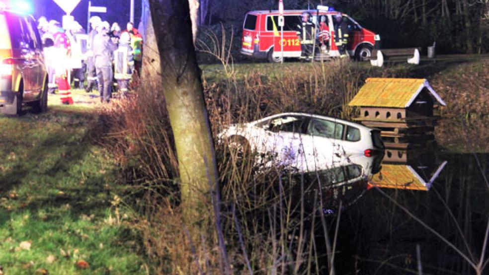 Die eingeklemmten Insassen dieses Volkswagens wurden von der Feuerwehr in Berumerfehn befreit. © Foto: M. Goldenstein/Feuerwehr