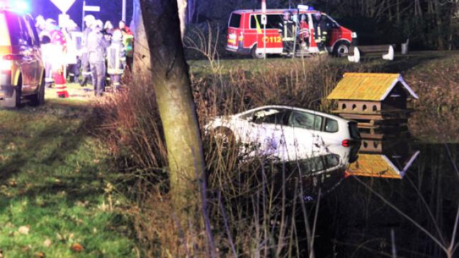 Auto im Kanal: Insassen gerettet