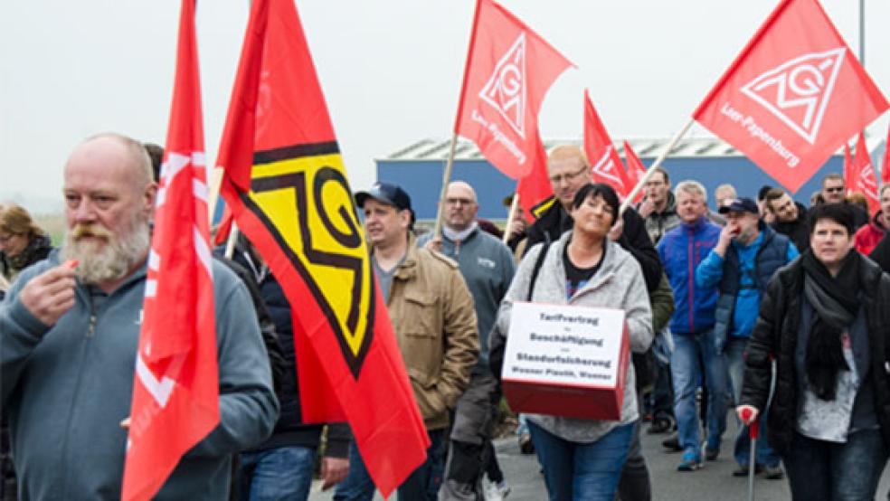 Zug für die Zukunft: Mitarbeiter und Unterstützer demonstrierten für den Erhalt der Arbeitsplätze bei Weener Plastik. Vorne links: Betriebsratsvorsitzender Hubert Klumpe. © Foto: Hanken