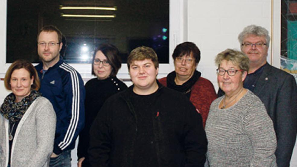 Die Verantwortlichen des TuS Holthusen: (von links) Handball-Coach Johann Janssen, der bei der Jahresversammlung für seine Vereinstreue geehrt wurde, Brigitte Guder (3. Vorsitzende), Andy Dreesmann (Kasse ), Brigitte Röskens (Jugendwartin), Fabian Otten (Platz- und Gerätewart), Heike Yzer (Turnen), Karin Lüdemann (Völkerball) und Gerald Jungeblut (1.Vorsitzender). Es fehlen Rene Bevers (2.Vorsitzender), Arno Oltrop (Schriftführer), Berend Buss (Soziales) und Timo Pleis (Fussball). © Foto: TuS Holthusen