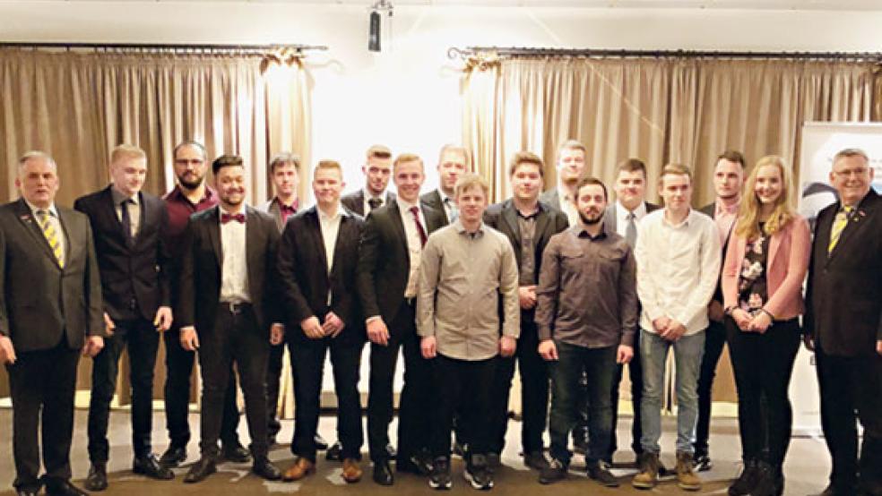 Neue Elektrogesellen aus dem Raum Leer: Rechts im Bild Obermeister Joachim Eilts, links Lehrlingswart Bernfred Schmidt. © Fotos: Elektro-Innung