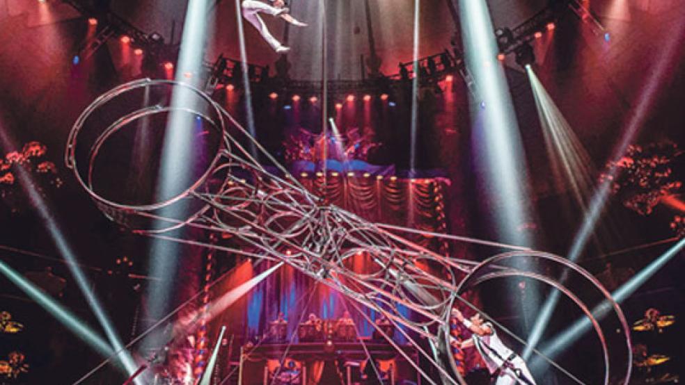 Alejandro und Michael überzeugen im zwölf Meter hohem »Todesrad«. © Foto: Zirkus Charles Knie