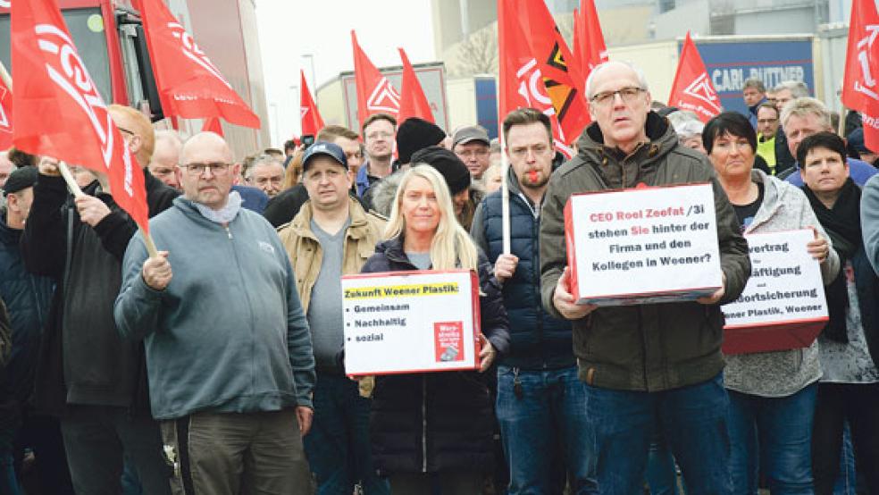 Fahnen und Trillerpfeifen: Die Beschäftigten von Weener Plastik machten ihrem Unmut Luft. © Fotos: Hanken