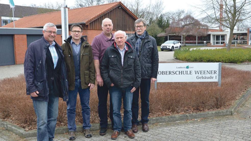 Freuen sich auf die Kooperation: (von links) der Vorsitzende Aeisso Kern, Schulleiter Dirk Kaiser, Lehrer Christian Kottke, Dieter Weber und Schriftwart Bernd Schmidt. Die Zusammenarbeit soll auch über das nächste Jahr hinaus Bestand haben. © Foto: Muising