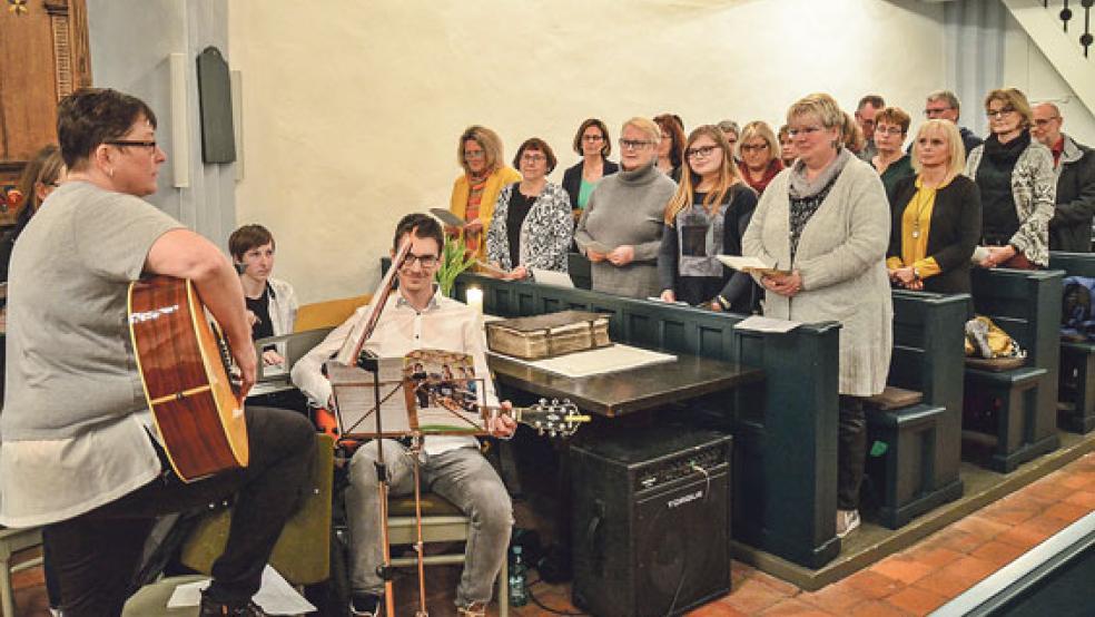 Der Jugendchor sang bei dem ökumenischen Gottesdienst in Stapelmoor. Kleines Bild: Slowenische Spezialitäten zum Weltgebetstag © Fotos: Ammermann