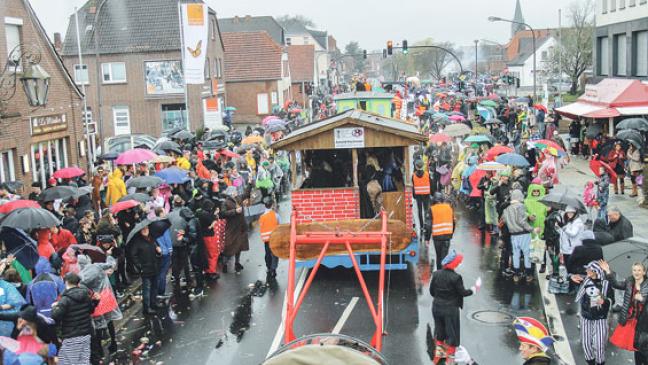 Jecken in Papenburg und Weener feiern Karneval feucht und fröhlich