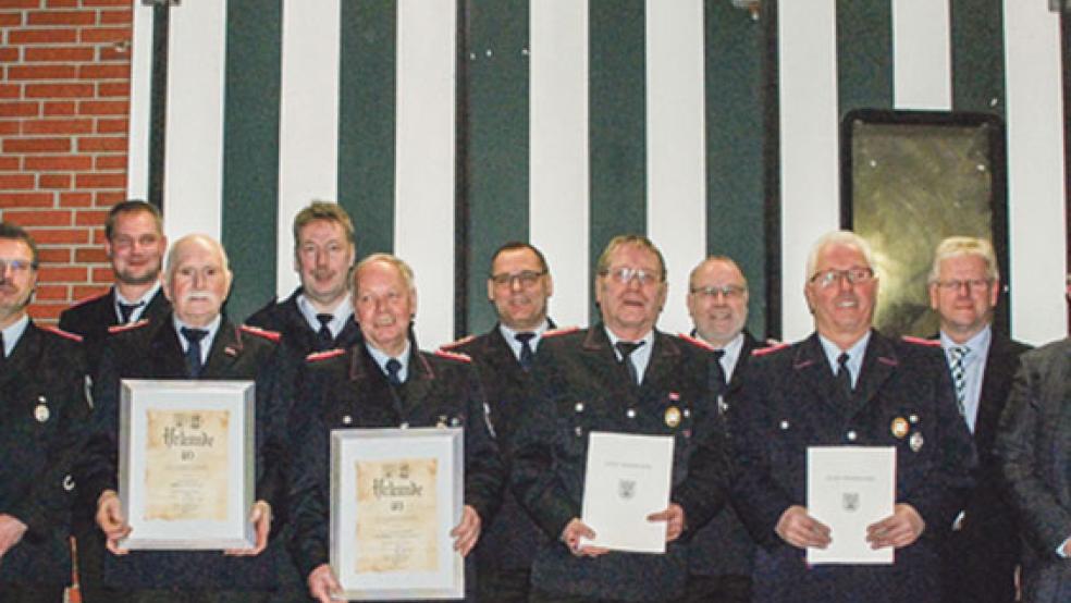 Urkunden zum Jubiläum oder Abschied aus dem aktiven Dienst: (von links) Jakob Koenen und Hermann Leggedör (40 Jahre Mitglied) sowie Hans-Erich Boer und Herbert Boer (Altersabteilung). Mit auf dem Foto: (von links) Ortsbrandmeister Kuno Fokken, sein Stellvertreter Martin Auen, der zum Löschmeister befördert wurde, Brandabschnittsleiter Ernst Berends, Stadtbrandmeister Jörg Fisser, sein Stellvertreter Gerhard Kuper, Bürgermeister Ludwig Sonnenberg und Ortsvorsteher Hinrich Sap. © Fotos: Kuper