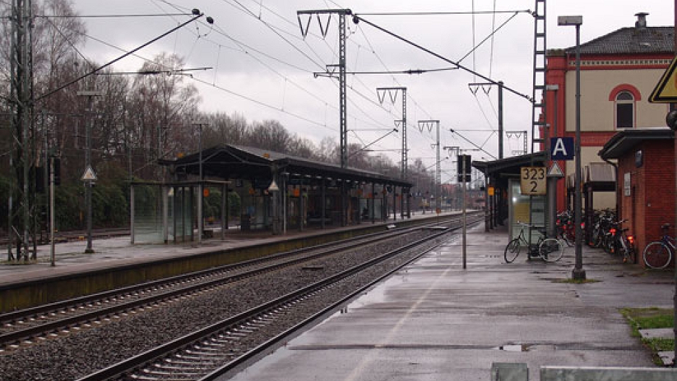Der Bahnverkehr zwischen Leer und Oldenburg war heute Vormittag komplett gesperrt. Ersatzbusse mussten eingesetzt werden. Wann die Strecke wieder freigegeben wird, steht noch nicht fest.  © Foto: RZ-Archiv