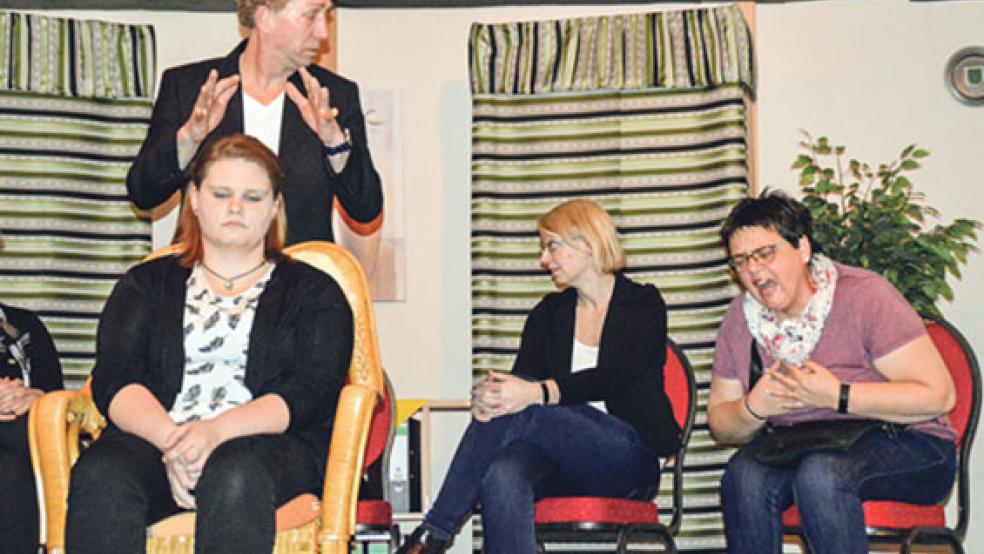 Wellness für die Seele? Die Methoden von Seminarleiter Karsten Paulsen sind allerdings etwas dubios - und auch Wenke (rechts Marion Meinders) benimmt sich ziemlich merkwürdig. © Fotos: Himstedt