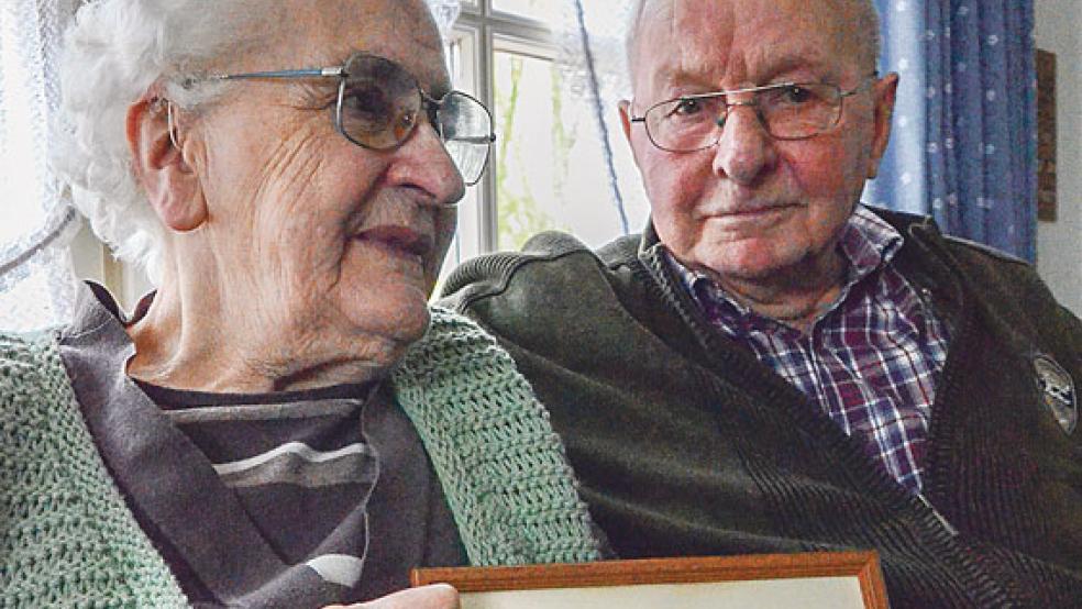 Zur Hochzeit gab es Tulpen aus Oldenburg, das wird Argunde Rhoden nicht vergessen. Ein Foto hält die Erinnerung an diesen Tag vor 70 Jahren auch heute noch wach.  © Foto: Muising