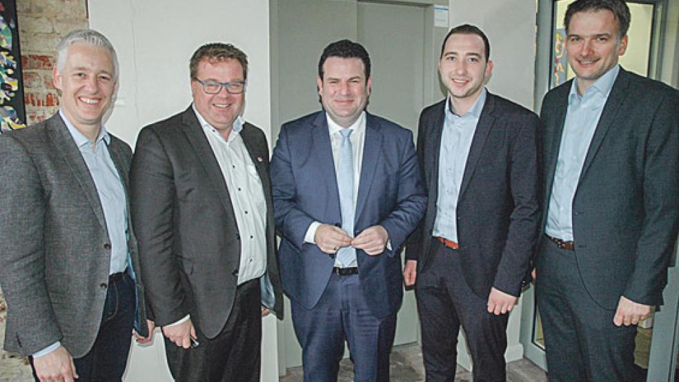 Nahmen Bundesarbeitsminister Hubertus Heil gestern in Leer in ihre Mitte (von links): Landrat Matthias Groote und Thomas Gelder, Erster Bevollmächtigter der IG Metall Leer-Papenburg aus Bunde, sowie Nico Bloem aus Möhlenwarf, Betriebsratsvorsitzender der Papenburger Meyer Werft, und dessen Stellvertreter Uwe Sap aus Bunde. © Fotos: Szyska