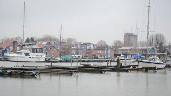 Räumboot soll Schlick aus Hafen holen