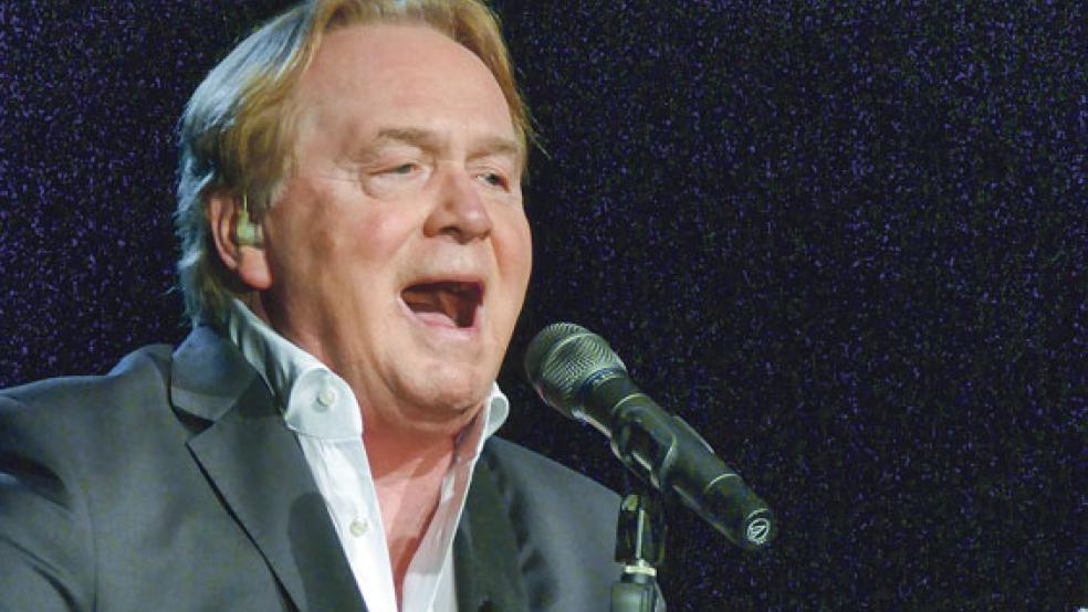 »Jetzt klinge ich schon wie Grönemeyer«: Bei seinem Auftritt in der Auricher Stadthalle glänzte der Berliner Chansonnier Klaus Hoffmann. © Foto: Jürgens