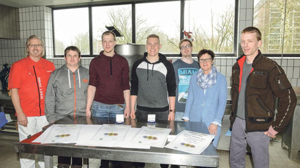Freude über die DLG-Auszeichnung: Gerd Memering (Fachlehrer), David Ross, Marcus Geerdes, Tim Pottberg, Tim Zecher, Elisabeth Hüser (Fachlehrerin), Christian Tuitjer (Fleischerinnung Leer). Es fehlen Sören Haan, Daniel Müller, Markus Tscherbatko und Paul Wehl. © Foto: Wolters