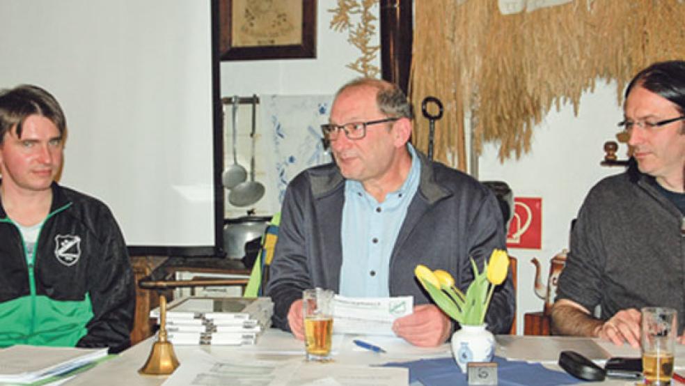 Der erste Vorsitzende Herbert Waltemathe (Mitte) führte durch den Abend. Neben ihm sitzen die Vorstandsmitglieder Micha Gerke (links) und Jürgen Siemens. © Foto: Siemons