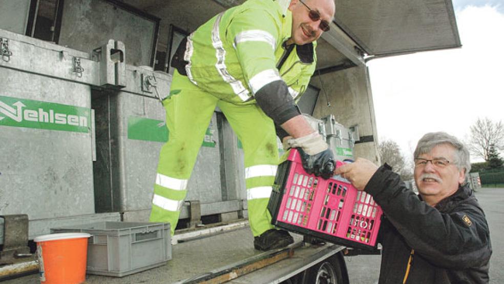 Alte Eimer mit Farbresten gab Manfred Gäbel aus Weener (rechts) gestern auf dem Wertstoffhof in Möhlenwarf ab. Im Schadstoffmobil der Firma Nehlsen nahm Mitarbeiter Detlef Karsuntke aus Wittmund den Sondermüll entgegen. © Fotos: Szyska