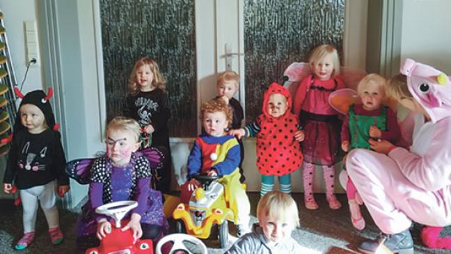 Spielkreis-Kinder werden zu Schmetterlingen