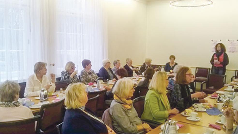 Bei einem gemeinsamen Frühstück lauschten die Teilnehmerinnen den Ausführungen von Gastrednerin Birgitt Kampen (rechts). © Foto: Stadt Weener