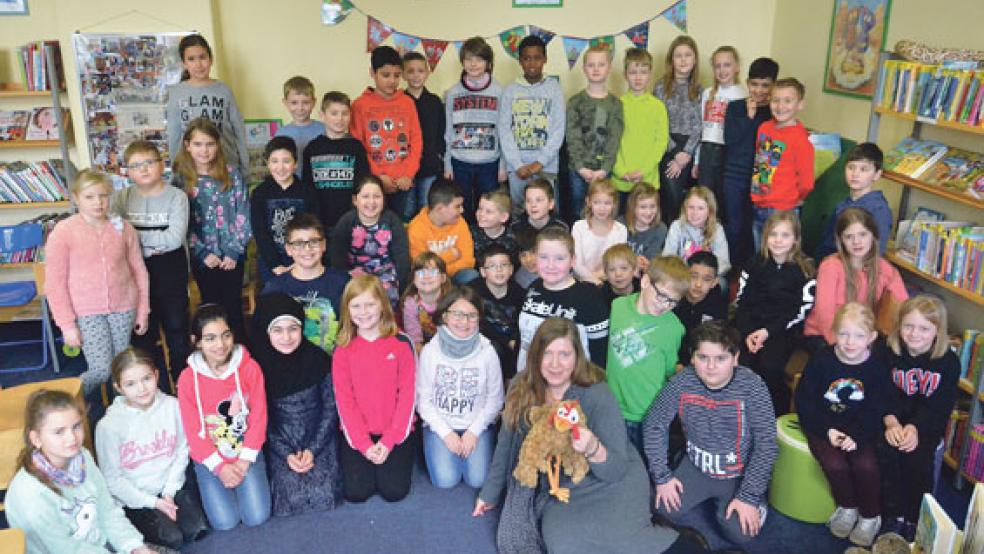 Autorin Usch Luhn gab den Drittklässlern der Grundschule Weener einen ganz persönlichen Einblick in ihre Arbeit. © Foto: Muising