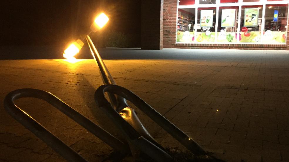 Die Polizei sucht Zeugen nach der Zerstörung einer Laterne auf dem Rossmann-Parkplatz an der Neuen Feldstraße in Weener. © Hanken
