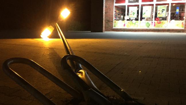 Lastwagen »legt« eine Laterne um