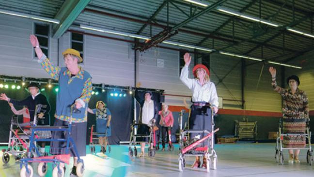 Mit Rollator auf die Bühne