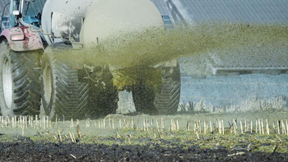 Der milde Februar hat dafür gesorgt, dass die Landwirte im Landkreis Leer bereits erste Frühjahrsarbeiten erledigen konnten. So wurde vielerorts schon Gülle ausgefahren.  © Foto: Rheder (dpa)