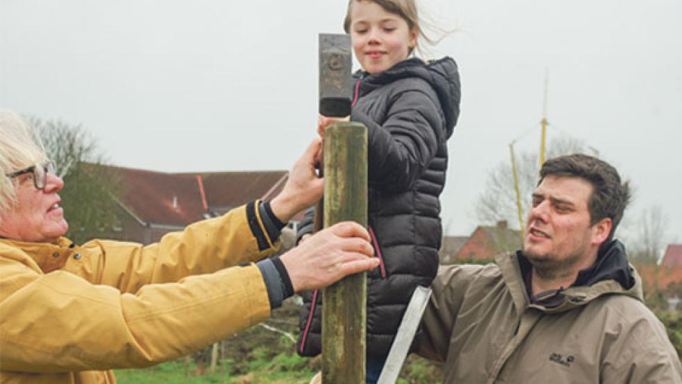 Mit vollem Körpereinsatz schaufelten die Kinder das Pflanzloch für den Apfelbaum und schlugen mit dem Hammer einen Pfahl als Stütze in den Erdboden. © Fotos: Bassalig