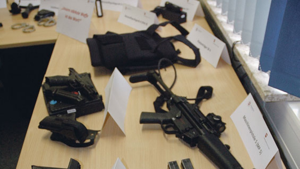 Zu den Einsatzmitteln der Polizei gehören verschiedene Pistolen, aber auch Pfefferspray und Sicherheitswesten. © Foto: Szyska