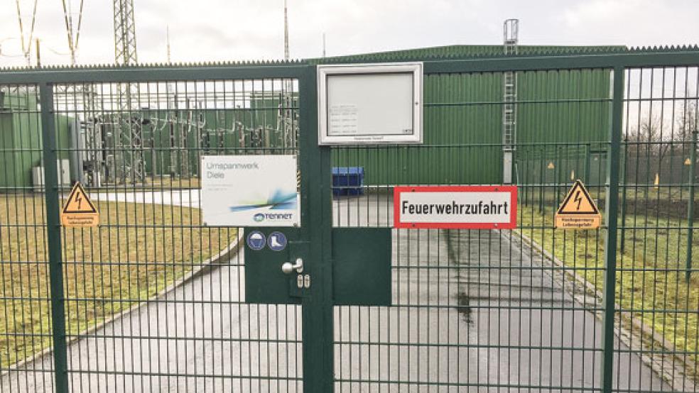 Die Feuerwehrzufahrt des Umspannwerkes in Diele bleibt bei Alarmierungen so lange geschlossen, bis ein TenneT-Mitarbeiter vor Ort ist.  © Foto: Kuper