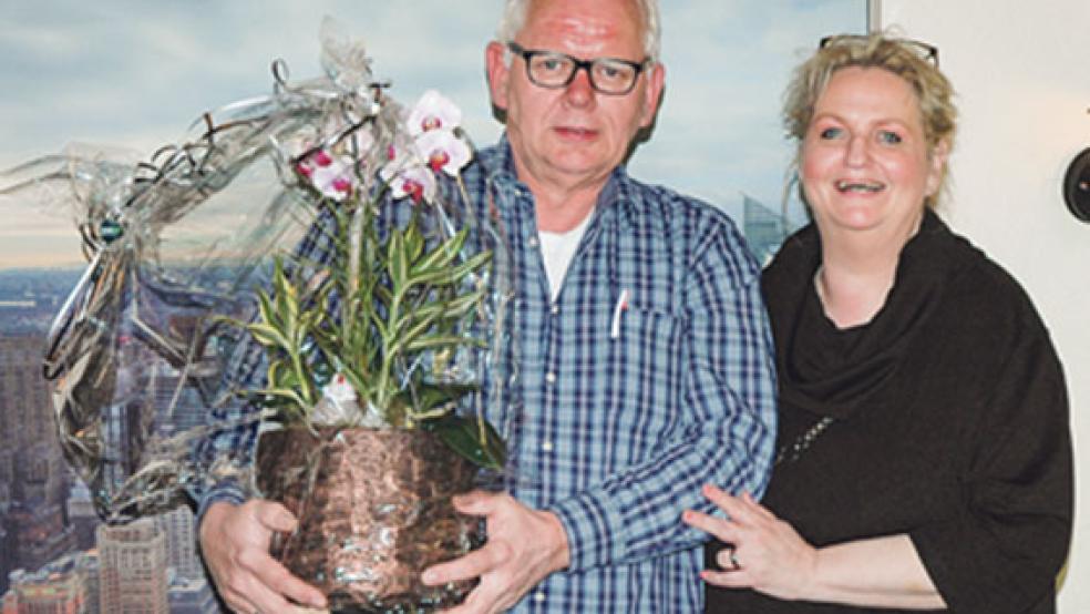 Zum Abschied aus der Vereinsspitze erhielt das langjährige Vorstandsmitglied Eduard Severiens von der 1. Vorsitzenden Birgit Lübbermann-Gabriel eine kleines Dankeschön.  © Fotos: Abbas