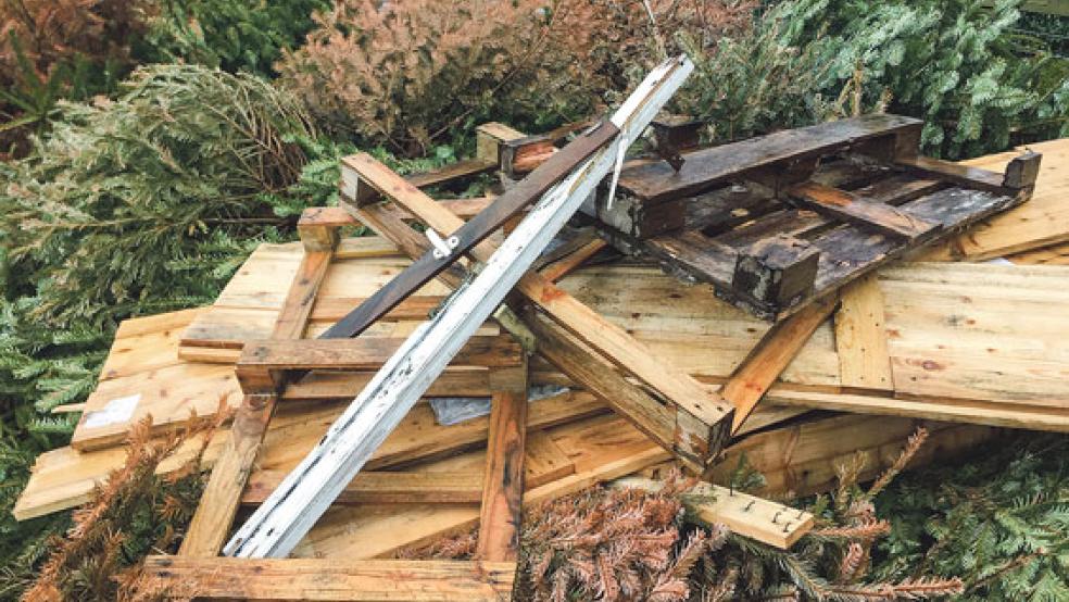 Holzpaletten und sogar Fensterrahmen haben zwei Unbekannte am Mittwoch auf dem Osterfeuerplatz an der Steinhausstraße in Bunderhee abgeladen. © Foto: privat