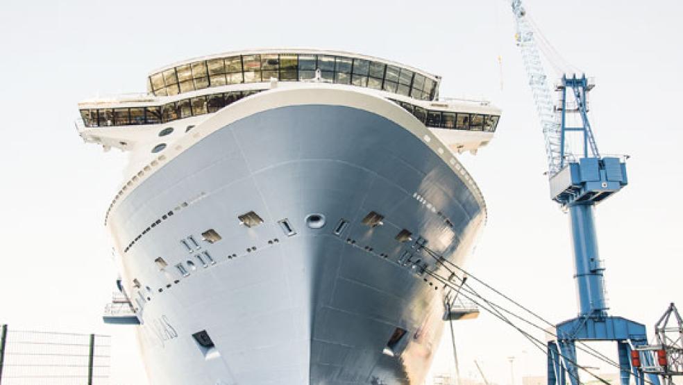 Die »Spectrum of the Seas« liegt seit dem 25. Februar an der Ausrüstungspier. Das zirka 348 Meter lange und 41 Meter breite Kreuzfahrtschiff für die US-Reederei »Royal Caribbean International« bietet Platz für 4184 Passagiere. © Foto: Hanken