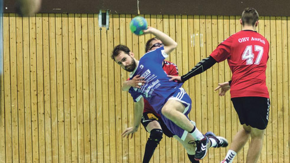Im Hinspiel störten die Auricher die Holthuser um Malte Löning selten energisch genug.  © Foto: Ostendorp