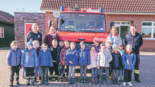 Vorschulkinder lernen Aufgaben der Feuerwehr kennen