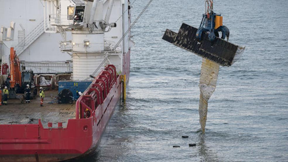 Das Bergungsschiff »Geosund« holt einen Container aus der Nordsee, der bei der Havarie der »MSC Zoe« in der Nacht zum 2. Januar über Bord gegangen war. Die Nachwirkungen spüren auch Deichachten und Krabbenfischer. © Foto: Peter Dejong/AP/dpa