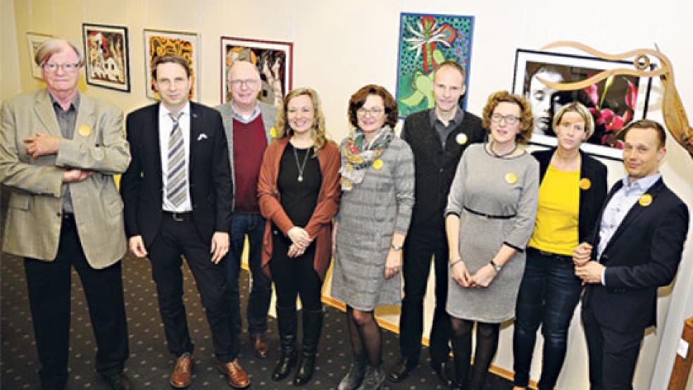 Das Organisationsteam der Ausstellung sieht mit Spannung der Kunstauktion entgegen. © 