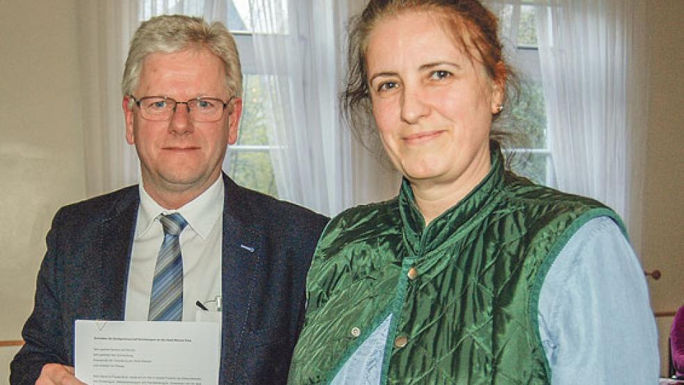 Frauke Bock als Ortsvorsteherin von Kirchborgum überreichte eine Liste mit über 170 Unterschriften an Bürgermeister Ludwig Sonnenberg. © Foto: Hoegen