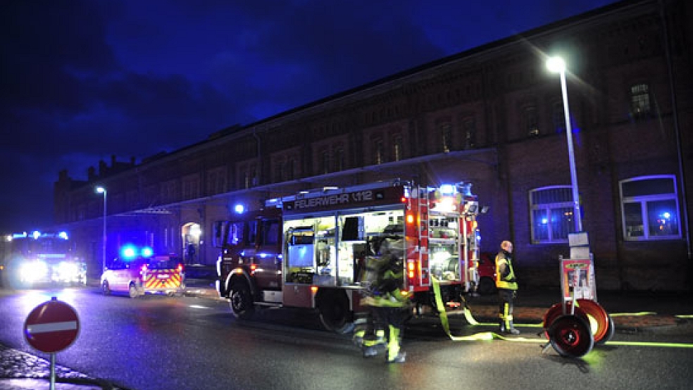 Die Feuerwehr ist in der Nacht auf Samstag zum Leeraner Zollhaus ausgerückt. © Foto: Wolters