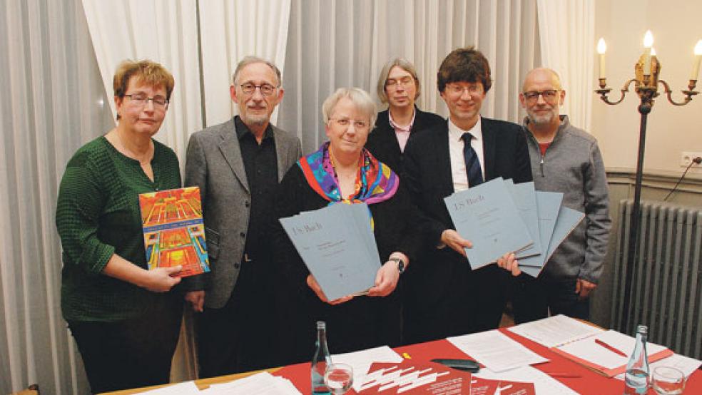 Mehrere Bände mit Orgelliteratur überreichte der »Förderkreis Organeum in Weener« anlässlich der Jahresversammlung an Winfried Dahlke (2. von rechts). Mit auf dem Foto sind die Vorstandsmitglieder (von links) Karin Vry, Berthold Groenewold, Francien Janse-Balzer, Marie-Christina Jhering und Hilko Pals.  © Foto: Kuper