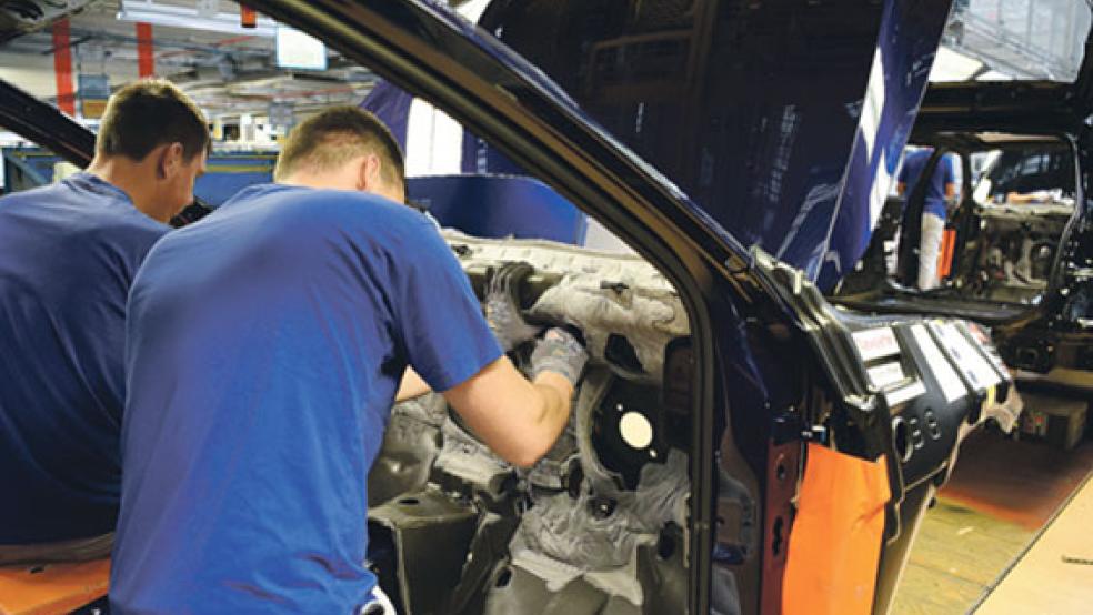 Von den VW-Beschäftigten wird - mal wieder - sehr viel Flexibilität verlangt: Produktion im Emder Werk. © Foto: Jaspersen (dpa)